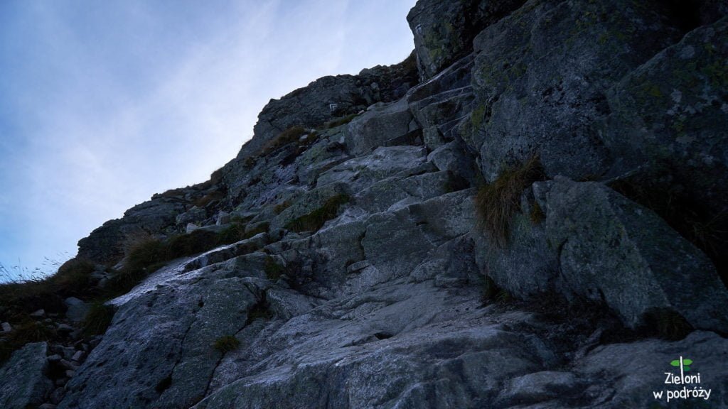 Miejscami na szlaku występują miejsca z mokrymi skałami. Trzeba więc ciągle uważać stawiając kolejne kroki.