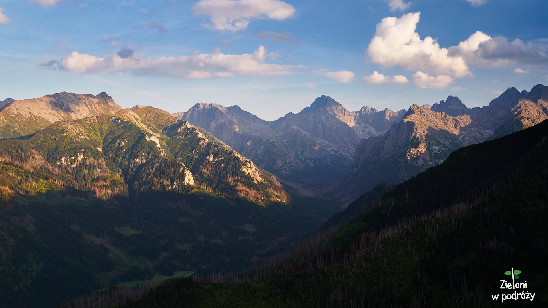 Gęsia Szyja i panorama ze szczytu. W środku Gerlach