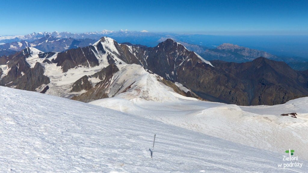 Biała piramida w centrum, to odległy o ponad 170 km Elbrus